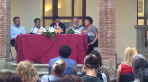 Da sinistra il Presidente delle Cantine Icario Michele Cicchetti, Agathos (Carlo Franzoso), il curatore Vincenzo Sardiello, l'Assessore Franco Rossi e la Presidente della Fondazione Cantiere Internazionale d'Arte Sonia Mazzini